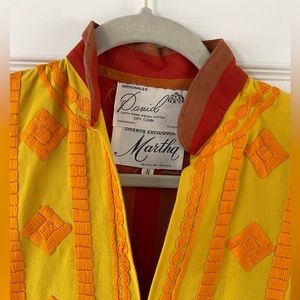 Beautiful vintage condition. Colors are bright and amazing. Size s.